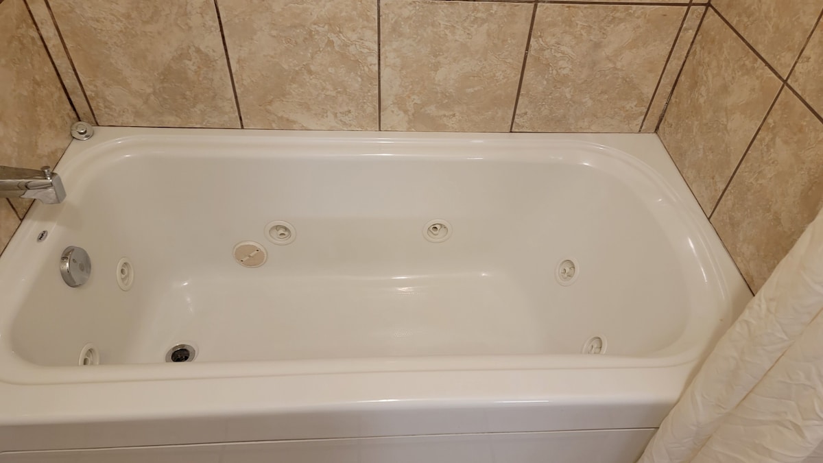 Winchester Bay Inn jetted tub