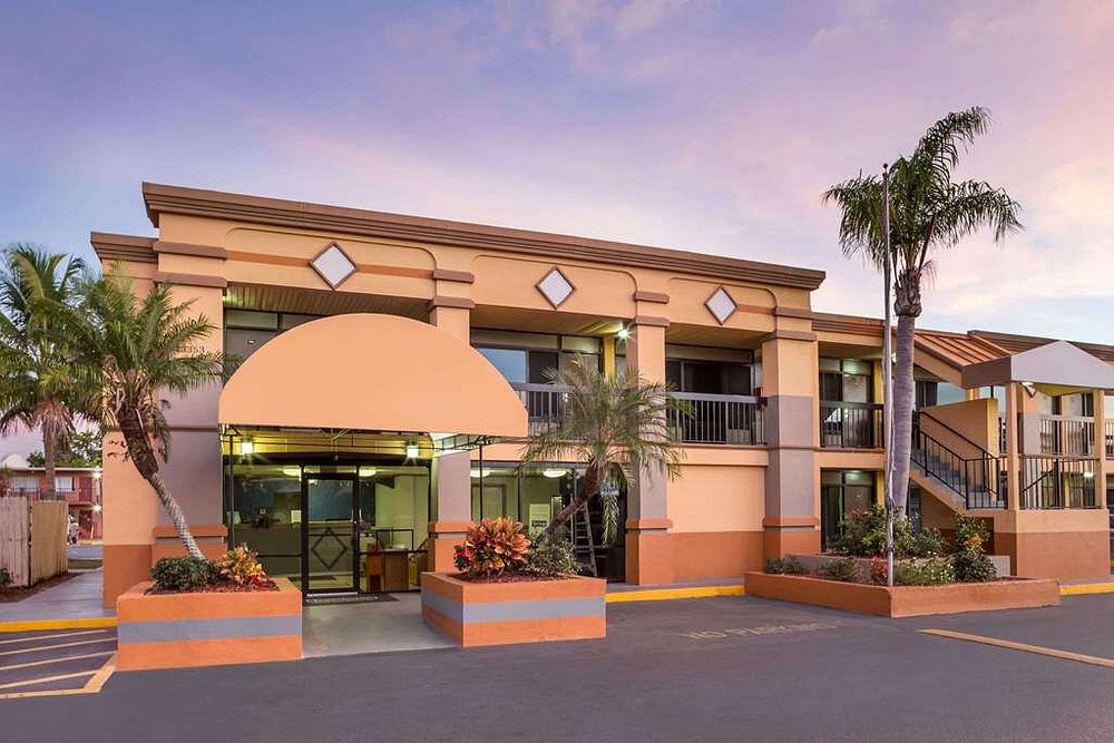Travelodge by Wyndham Fort Myers North - Image 2