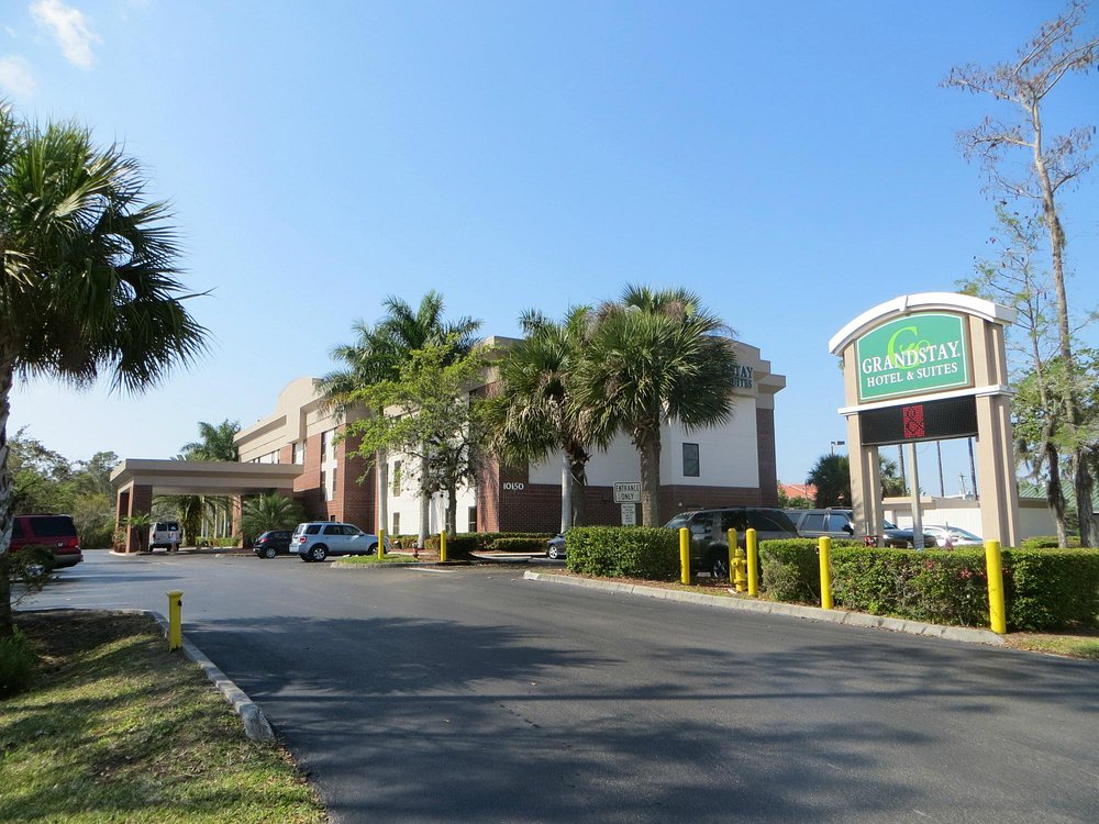 Days Inn by Wyndham Fort Myers - Image 2