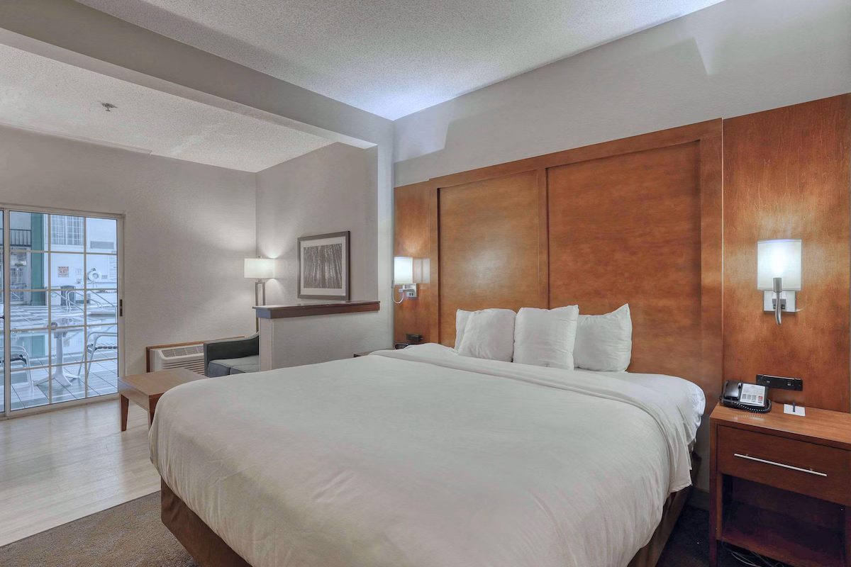 Comfort Suites Appleton Airport - Image 4